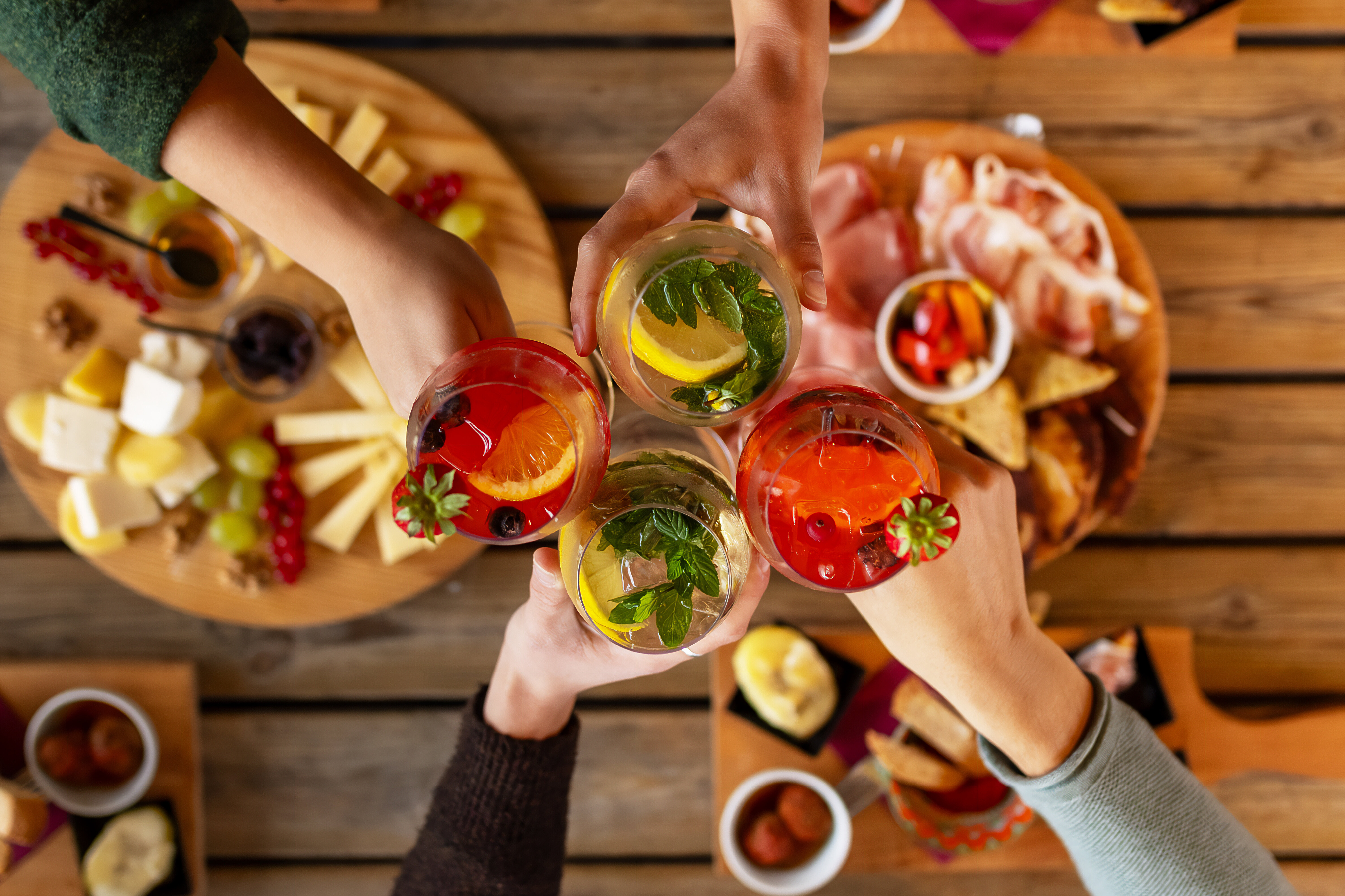 Leute die mit Cocktail Gläsern anstossen